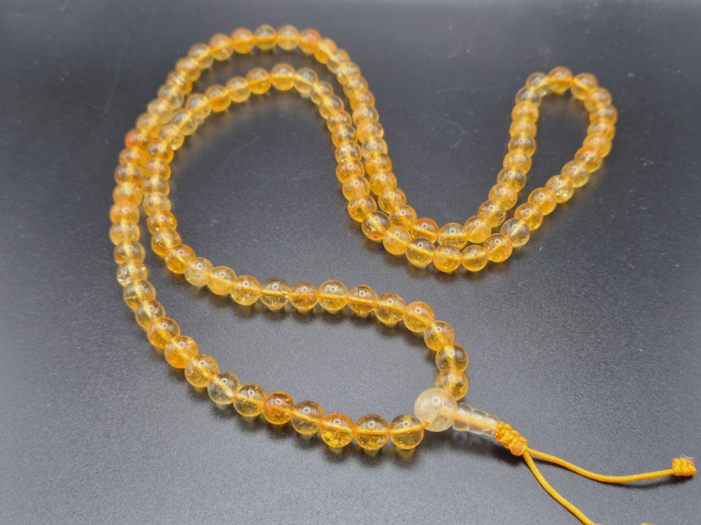 Handgefertigte Mala aus gelb getöntem Quarz mit 108 Perlen – warm leuchtend und klar in der Ausstrahlung.